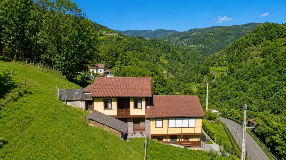 Дом с участком 1 200 м² и гаражом — 1